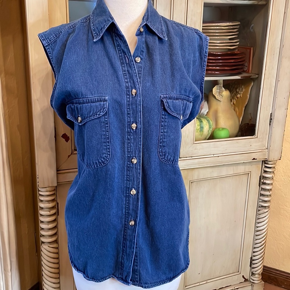 Sleeveless shirt